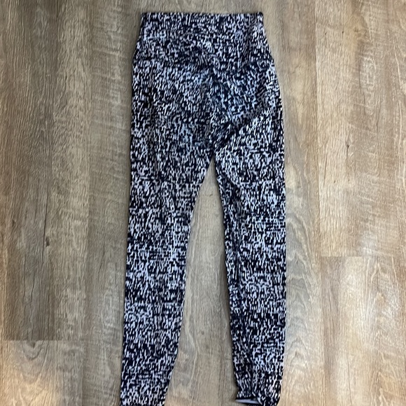 BNWOT Lululemon back and white 28” Wunder Unders - Picture 2 of 4